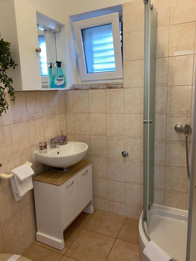 Apartment Sara โตรกีร์ ภายนอก รูปภาพ