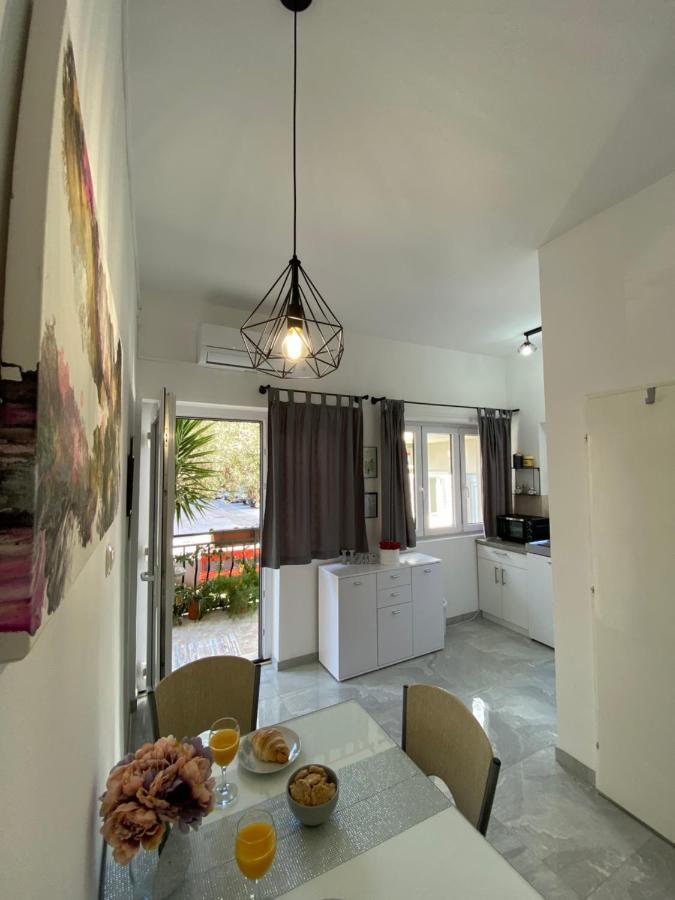 Apartment Sara โตรกีร์ ภายนอก รูปภาพ