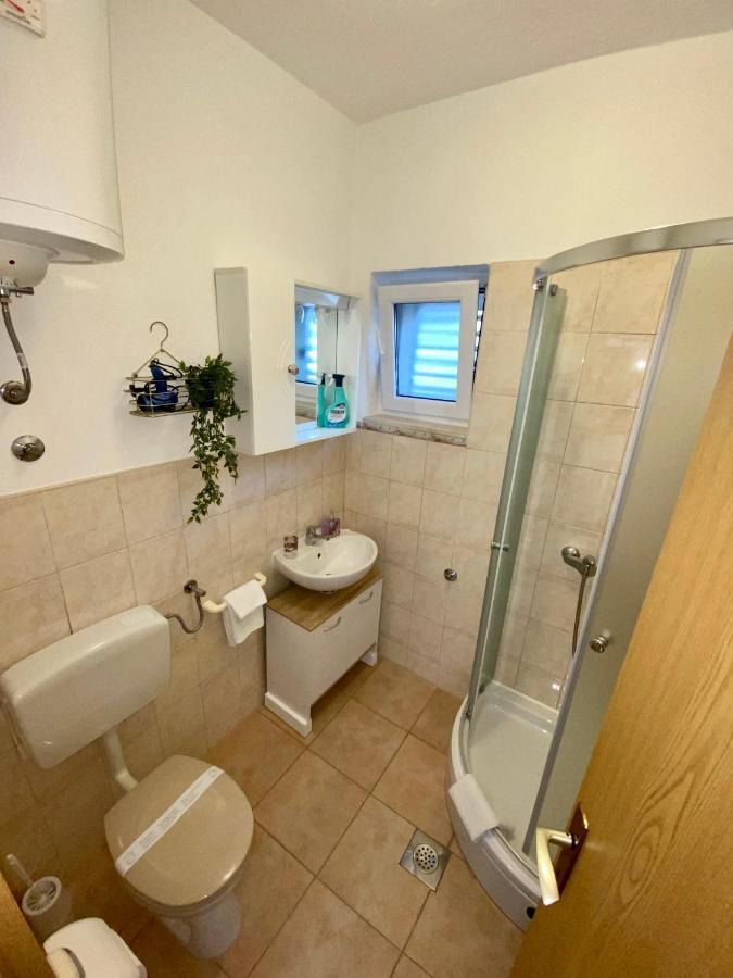 Apartment Sara โตรกีร์ ภายนอก รูปภาพ