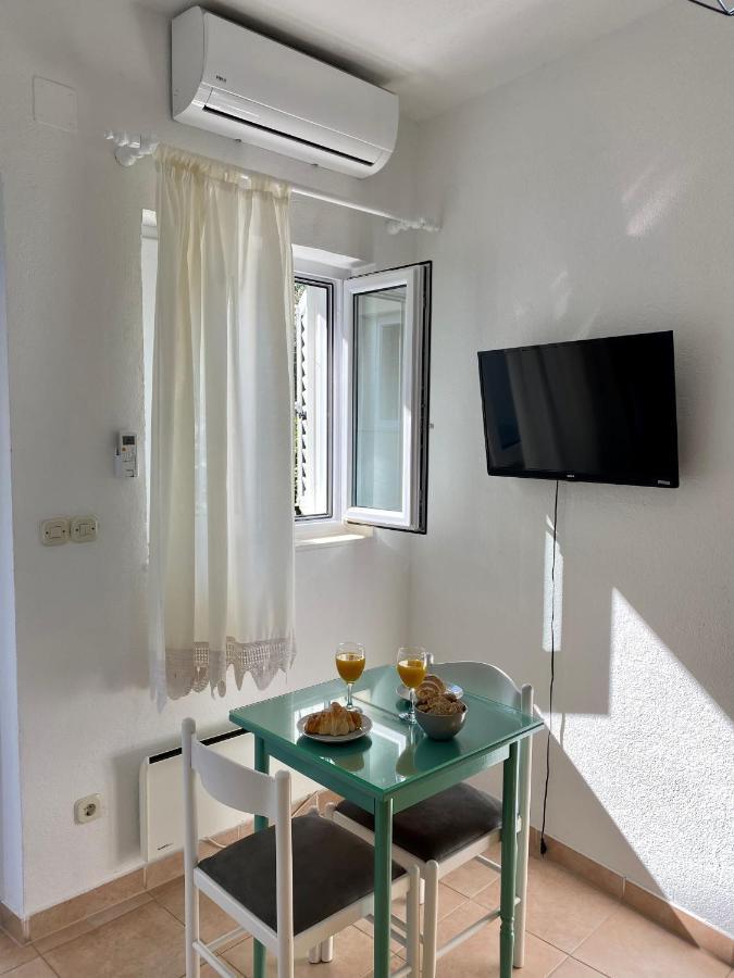 Apartment Sara โตรกีร์ ภายนอก รูปภาพ