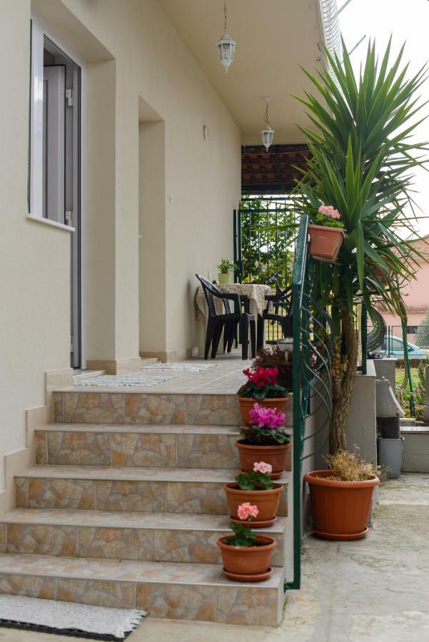 Apartment Sara โตรกีร์ ภายนอก รูปภาพ